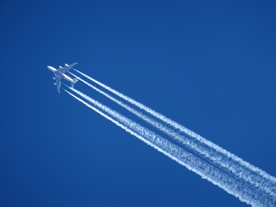 Shocking video shows massive vapor trail from commercial aircraft over Russia… chemtrails?