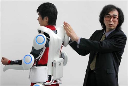 Japanese researchers develop a robotic suit that allows users to lift 30 kg loads with ease