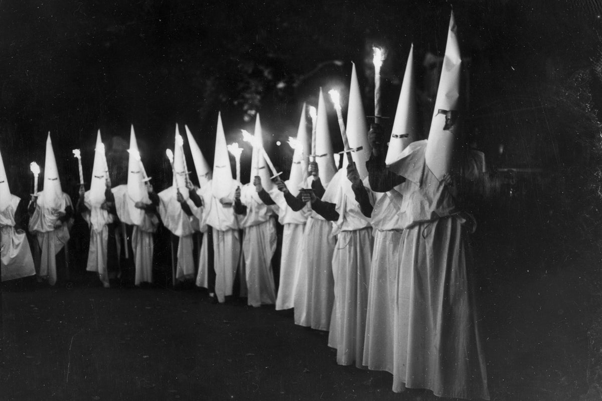 Virginia governor now says he “doesn’t think” he’s in pic featuring KKK-robed figure, but members used hoods to hide their identities